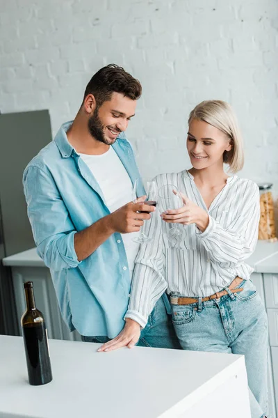 Smiling Young Couple Clinking Glasses Red Wine Kitchen — Free Stock Photo