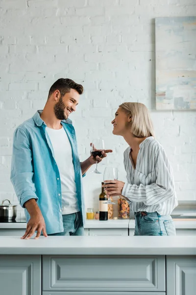 Souriant Jeune Couple Parlant Tenant Des Verres Vin Rouge Regardant — Photo