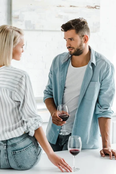 Pareja Joven Mirándose Novio Sosteniendo Vaso Vino Cocina — Foto de Stock