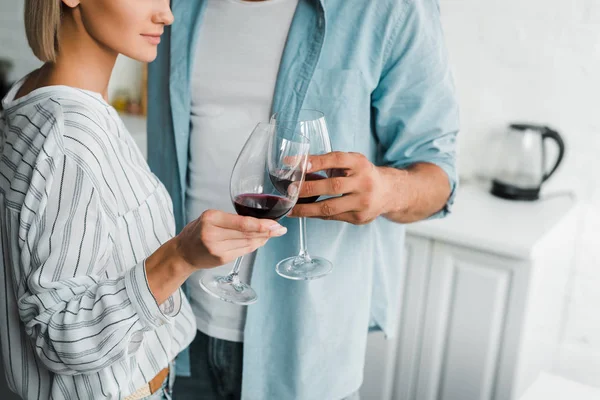 Imagem Cortada Casal Jovem Clinking Com Vinhedos Cozinha — Fotografia de Stock