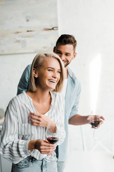 Young Couple Holding Glasses Wine Laughing Kitchen — Stock Photo, Image