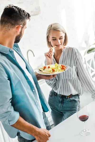 Çekici Kız Mutfakta Plaka Taze Salata Yemek — Stok fotoğraf