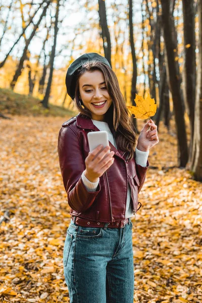 Ler Snygg Tjej Läder Jacka Tar Selfie Med Gult Löv — Stockfoto