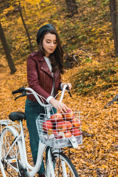 Mujer Joven Con Estilo Chaqueta Cuero Tomando Manzana Cesta Bicicleta — Foto de stock gratis