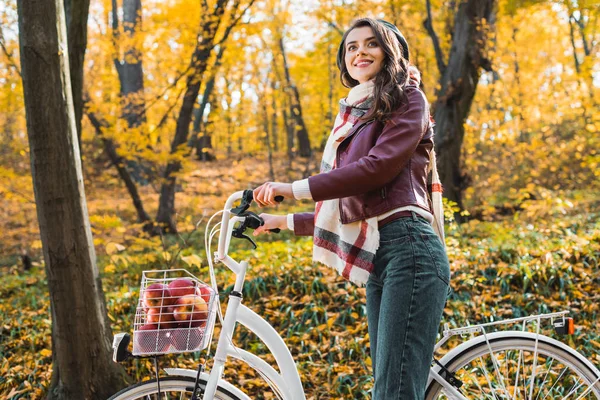 Alacsony Szög Kilátás Divatos Lány Bőrkabát Beret Erdő Kerékpár Szállító — ingyenes stock fotók