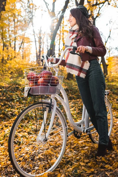 Visão Baixo Ângulo Mulher Elegante Jaqueta Couro Boina Transportando Bicicleta — Fotos gratuitas