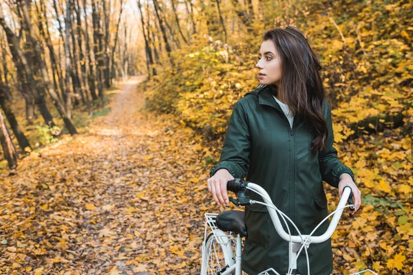 Foco Seletivo Bela Jovem Transportando Bicicleta Floresta Outonal Amarela — Fotografia de Stock