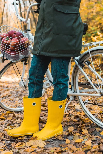 Cropped Image Woman Yellow Rubber Boots Standing Bicycle Basket Full — Stock Photo, Image