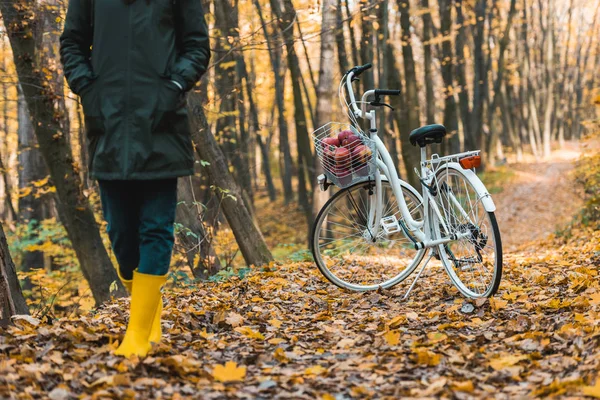 Imagem Cortada Mulher Gumboots Amarelos Andando Perto Bicicleta Floresta Outonal — Fotografia de Stock Grátis