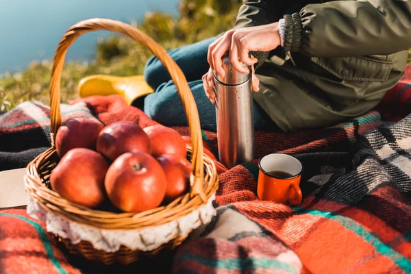 Cropped Image Woman Opening Thermos While Sitting Blanket Basket Full — Free Stock Photo