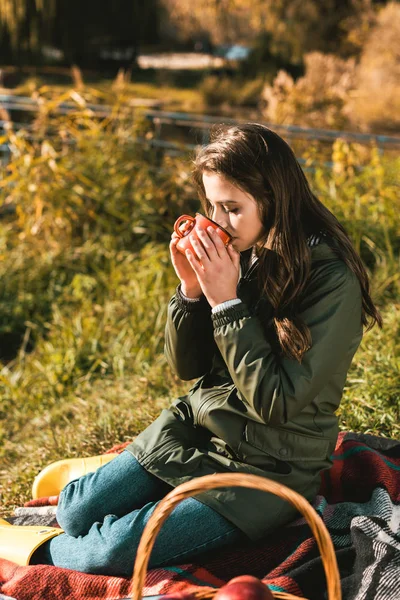 Selective Focus Beautiful Girl Drinking Coffee Outdoors — Free Stock Photo