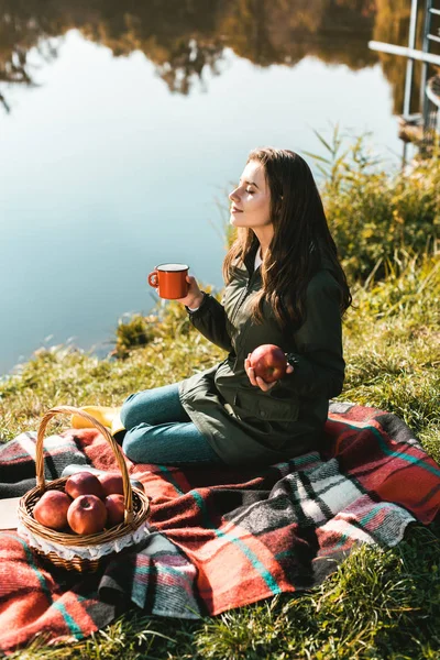 Vrolijk Meisje Met Apple Kopje Koffie Zittend Deken Buurt Van — Gratis stockfoto