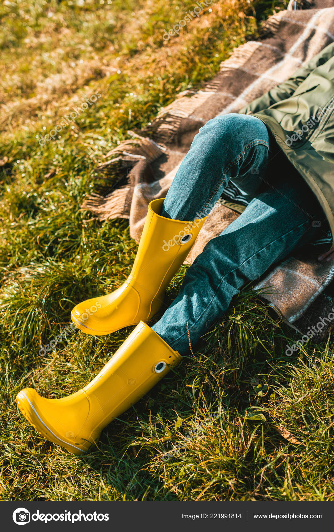 Image Recadrée Femme Bottes Caoutchouc Jaune Posée Sur Couverture