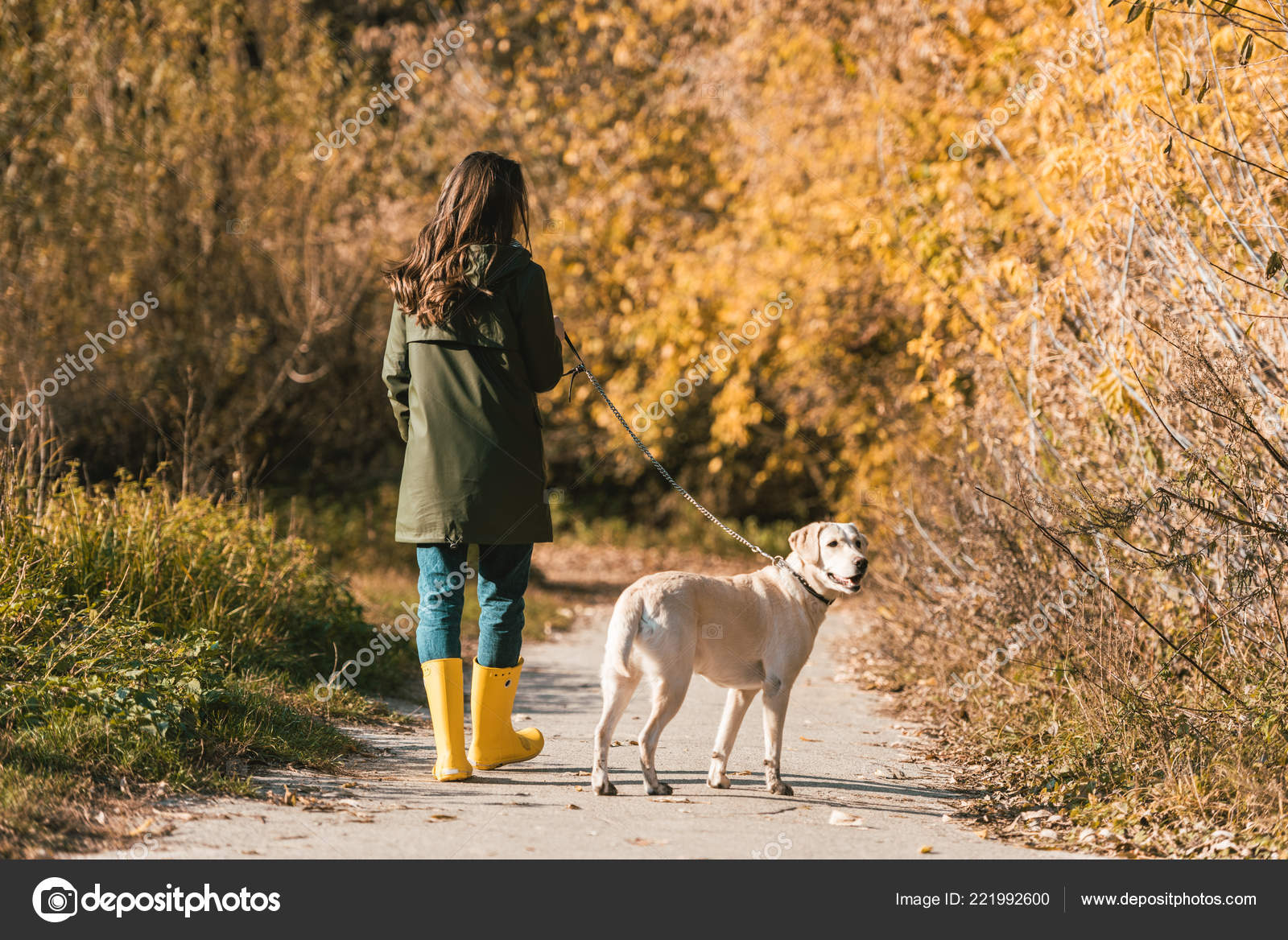 Rückansicht Einer Frau Gelben Gummistiefeln Die Mit Golden - Main Image