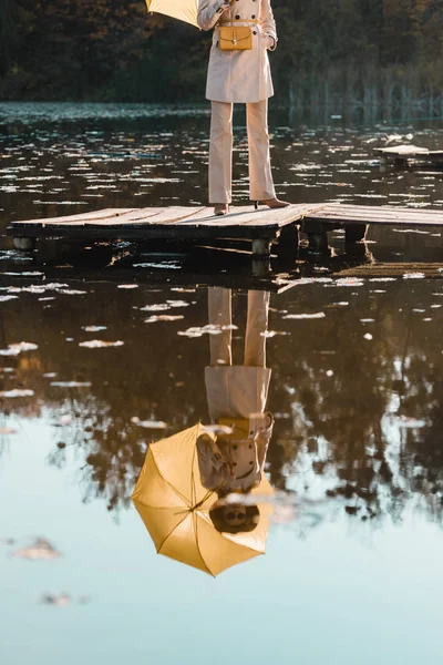 Részleges Kilátás Stílusos Tükörképét Vízben Park — Stock Fotó