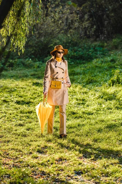 Attractive Stylish Woman Sunglasses Trench Coat Hat Posing Yellow Umbrella — Free Stock Photo