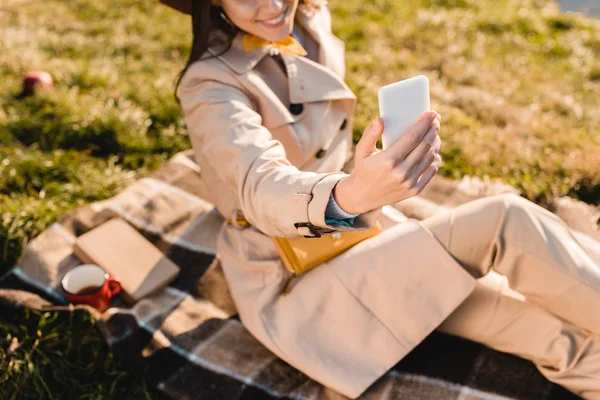 Частичный Вид Стильной Женщины Шляпе Делающей Селфи Смартфоне Открытом Воздухе — стоковое фото