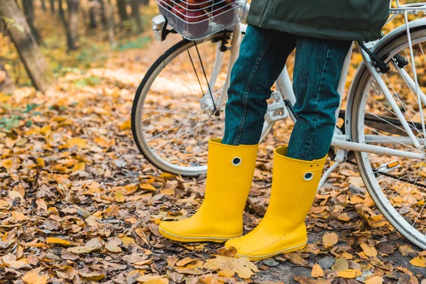 Imagem Cortada Mulher Botas Borracha Amarela Perto Bicicleta Parque Outonal — Fotos gratuitas