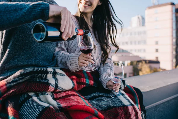 Cropped Shot Young Couple Covering Plaid Rooftop Pouting Red Wine — Stock Photo, Image