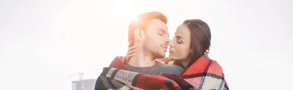 Panoramic Shot Beautiful Young Couple Covering Plaid Kissing Sun Shining — Stock Photo, Image