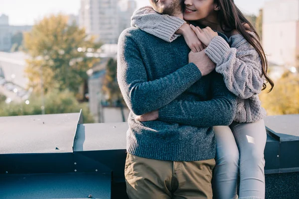 Tiro Cortado Jovem Casal Abraçando Telhado — Fotografia de Stock