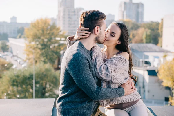 Beautiful Young Couple Sweaters Kissing Rooftop — Stock Photo, Image