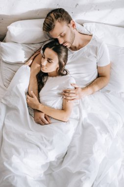 sabah yatakta uyuyan güzel genç çiftin üstten görünüm