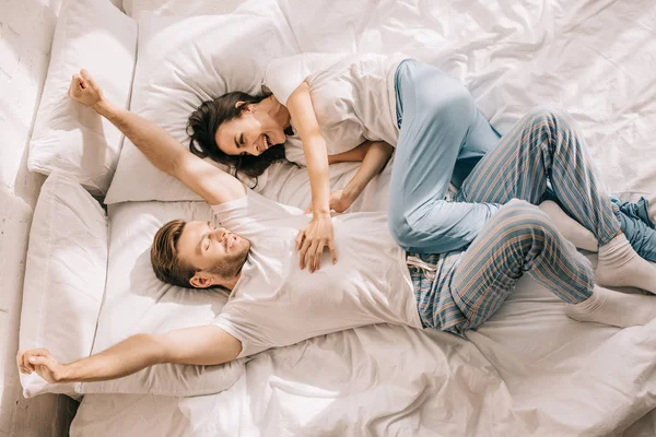 Bovenaanzicht Van Gelukkige Jonge Paar Plezier Bed Ochtend — Stockfoto