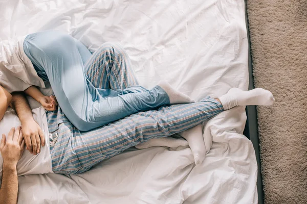 Обрезанный Снимок Пары Пижаме Спящей Постели Утром — стоковое фото