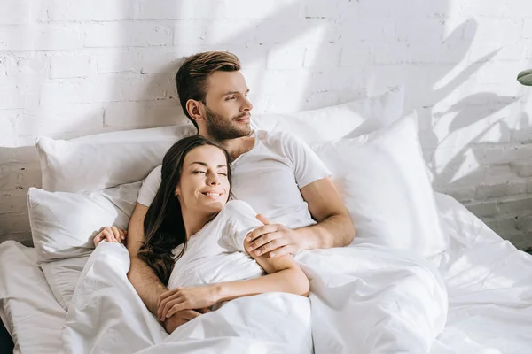 Hansdome Young Man Relaxing Bed His Sleeping Girlfriend Morning — Stock Photo, Image