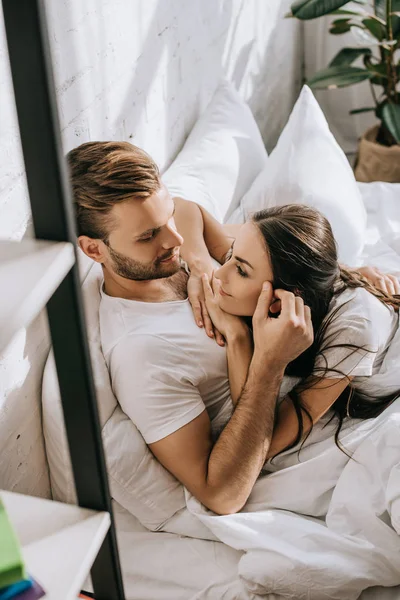 High Angle View Happy Young Couple Relaxing Chatting Bed Morning — Stock Photo, Image