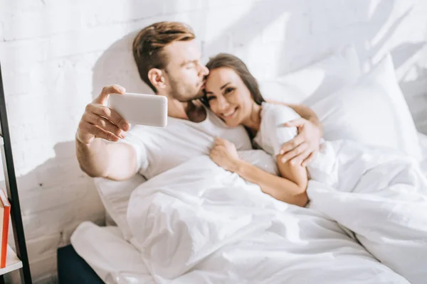 High Angle View Beautiful Young Couple Taking Selfie Smartphone While — Free Stock Photo