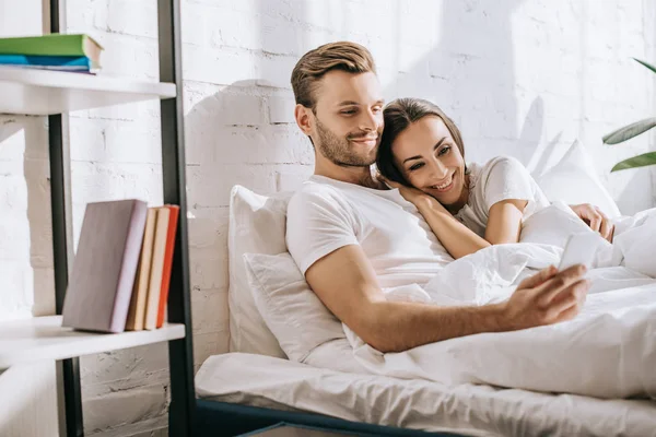 Mooie Jonge Paar Ontspannen Bed Ochtend Het Gebruik Van Smartphone — Stockfoto