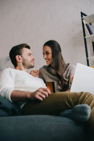 Vista Inferior Feliz Pareja Joven Haciendo Shopping Con Ordenador Portátil — Foto de Stock