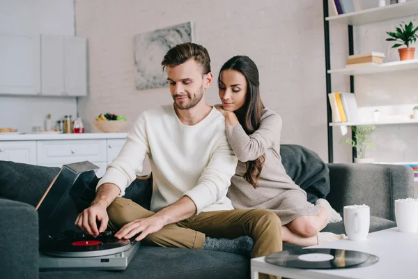 Vackra Unga Par Lyssnar Musik Med Vinyl Skivspelare Hemma — Stockfoto