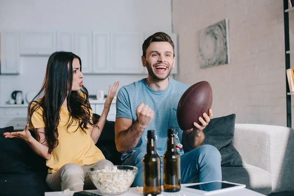 Raiva Jovem Mulher Gritando Com Marido Enquanto Ele Assistindo Futebol — Fotografia de Stock