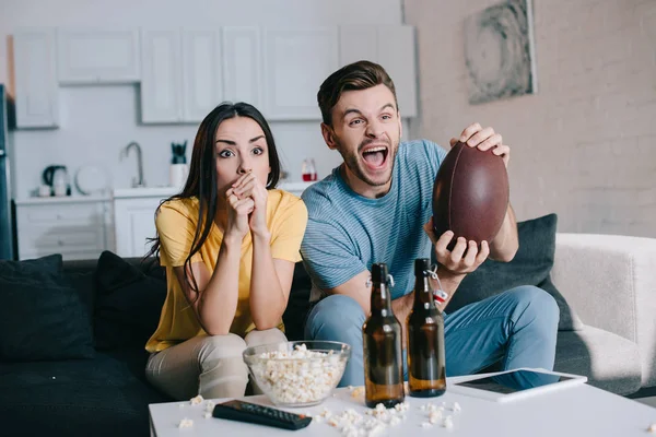 Expressivo Jovem Casal Torcendo Para Jogo Futebol Americano Casa — Fotografia de Stock