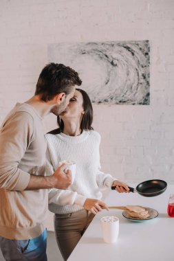 birlikte kahvaltı yapmak ve öpüşme güzel genç çift