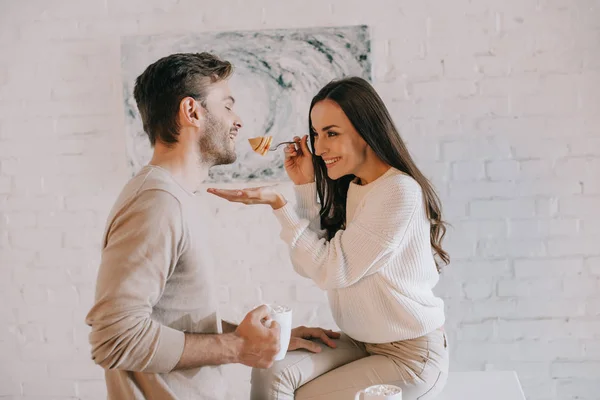 Glimlachend Jonge Vrouw Haar Vriendje Vervoederen Aan Pannenkoeken Voor Het — Stockfoto