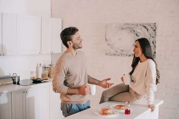 Beautiful Young Couple Having Breakfast Together Chatting Home — Stock Photo, Image