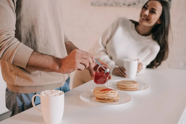 Plan Recadré Jeune Couple Avec Crêpes Pour Petit Déjeuner Maison — Photo