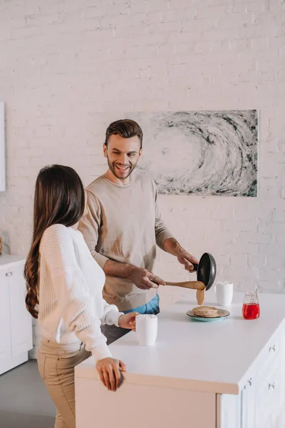 Glückliches Junges Paar Macht Leckere Pfannkuchen Zum Gemeinsamen Frühstück Hause — kostenloses Stockfoto