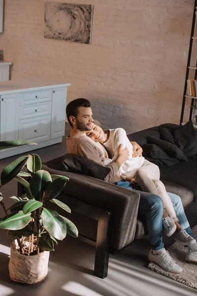 Vackra Unga Paret Sitter Soffan Och Omfamna Hemma — Stockfoto