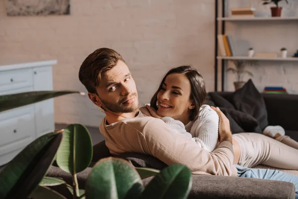 Gelukkige Romantische Jonge Paar Flirten Bank Thuis — Stockfoto