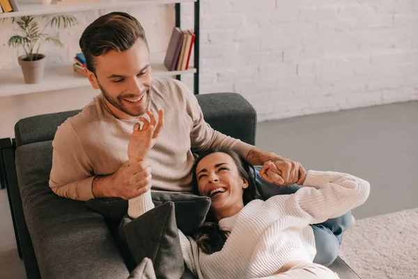 Vista Ángulo Alto Hermosa Pareja Joven Jugando Sofá Casa —  Fotos de Stock