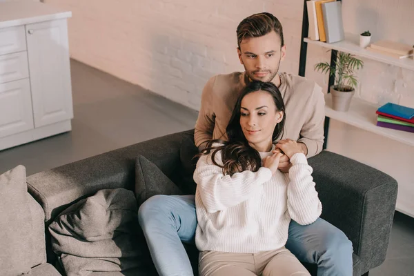 High Angle View Beautiful Young Couple Embracing Couch Home — Free Stock Photo