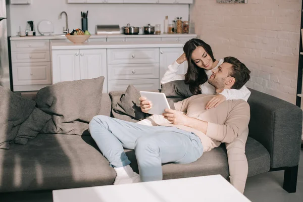 Casual Young Couple Using Tablet Together Couch Home — Stock Photo, Image