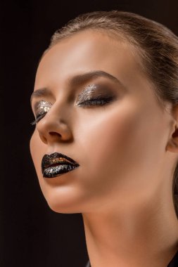 ışıltılı makyaj ve kapalı gözler ile genç güzel kadın