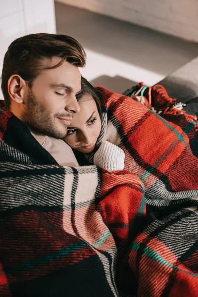 Vista Ángulo Alto Feliz Pareja Joven Relajándose Sofá Cubriendo Con — Foto de Stock