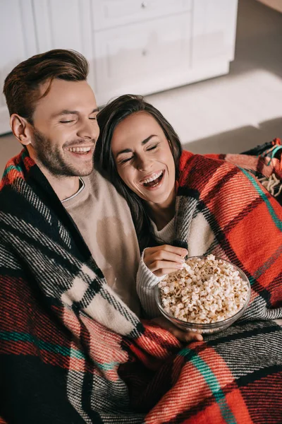 Wysoki Kąt Widzenia Szczęśliwa Para Młodych Oglądania Filmu Popcornu Kanapie — Zdjęcie stockowe